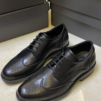 2024 Гореща продажба Мъжки ежедневни обувки Марка Мода Бизнес обувки за възрастни Популярни кожени обувки за мъже Дантела нагоре Brogue обувка мъже